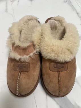 UGG Chestnut Suede Sheepskin Clog Slippers with Cream Fur Cuff size 9